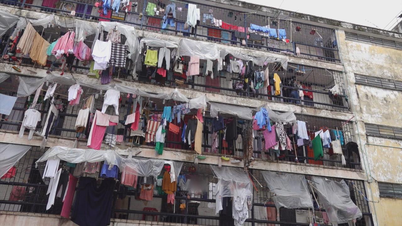 Wäsche hängt vor einem Gebäude