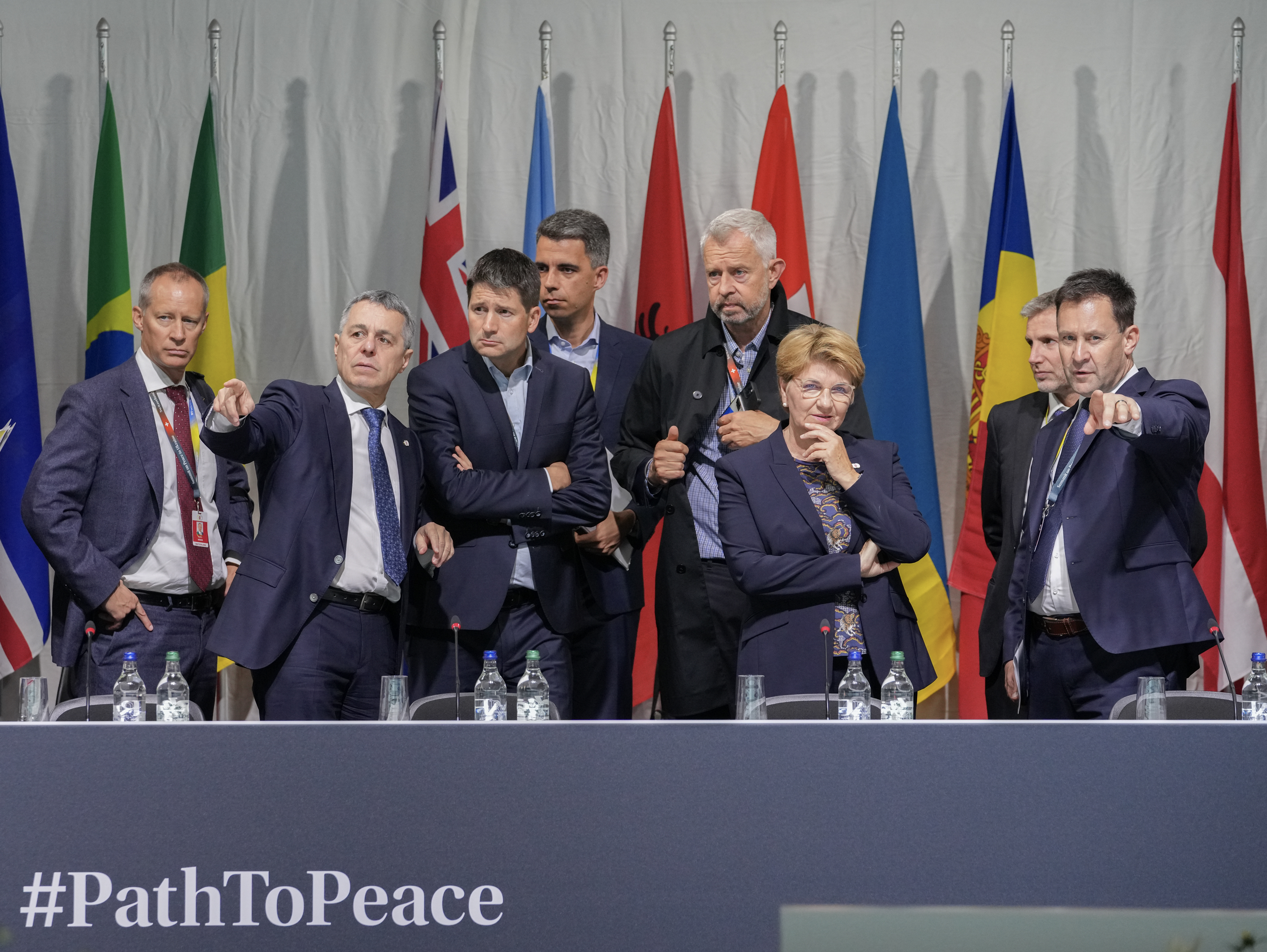 Прибытие Федерального президента Швейцарии в 2024 году Виолы Амхерд (вторая слева) и главы МИД Швейцарии Иньяцио Кассиса (второй справа) на саммит по вопросам мира в Украине 14 июня 2024 года.