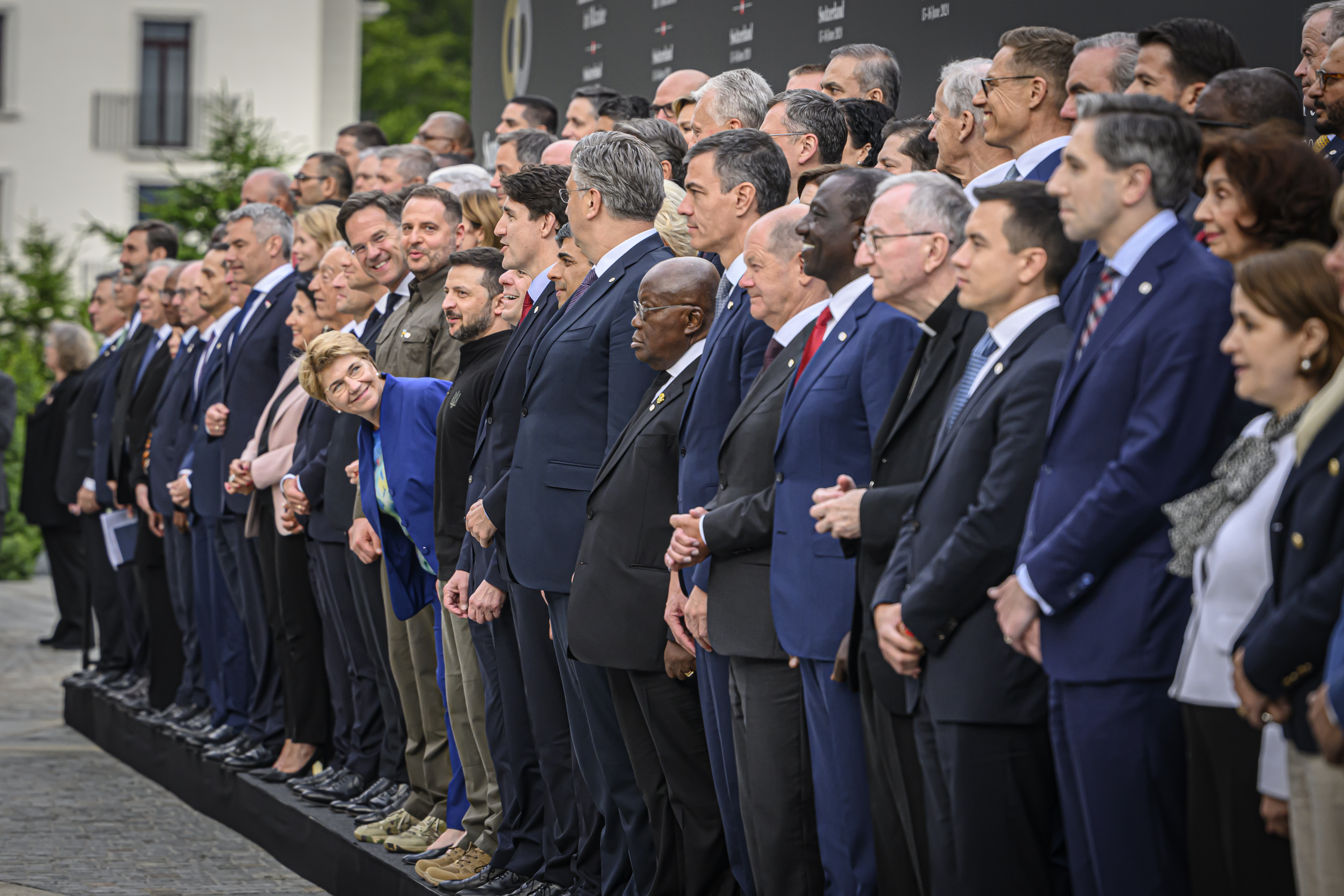 我们可会再聚首？周六被各国首脑簇拥着的瑞士联邦主席维奥拉·阿姆海尔特(前排弯腰者)。