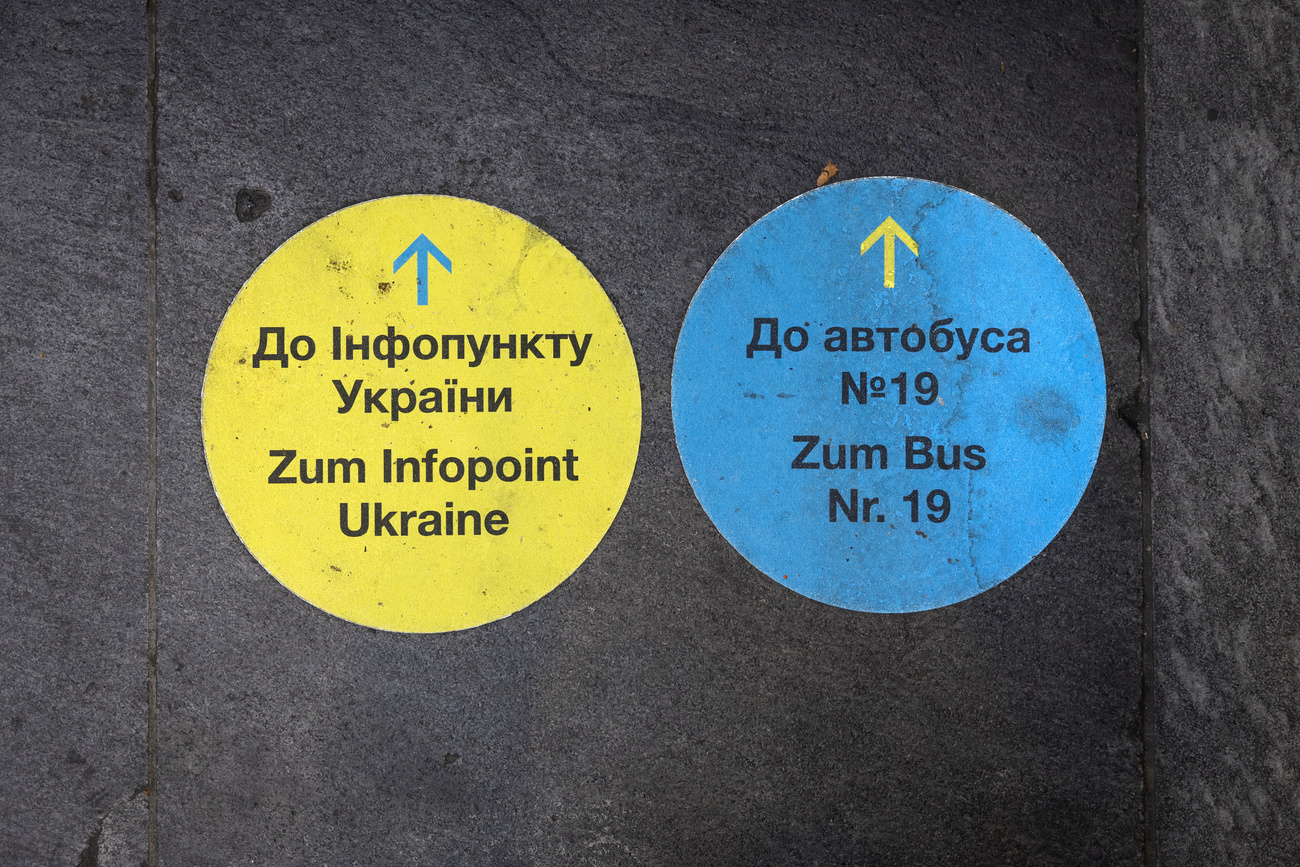 adesivi che indicano direzioni in tedesco e ucraino