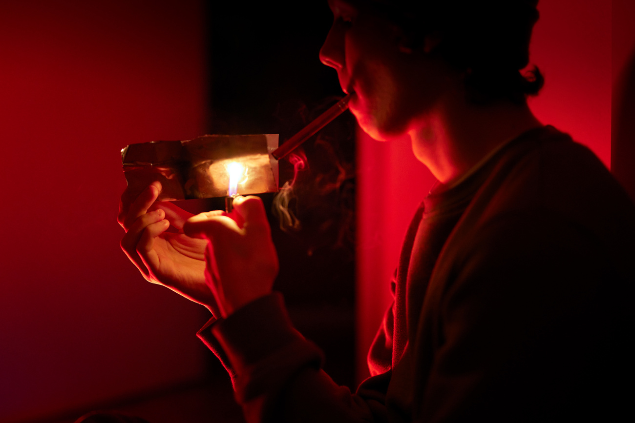 Jugendkriminalitaet / Gestellte Szene] Ein Jugendlicher raucht Crack, fotografiert am 1. November 2022. (KESTONE/Christof Schuerpf)