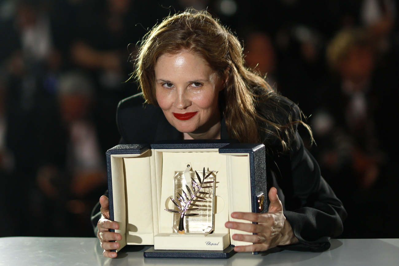 Femme posant avec une palme du Festival de Cannes