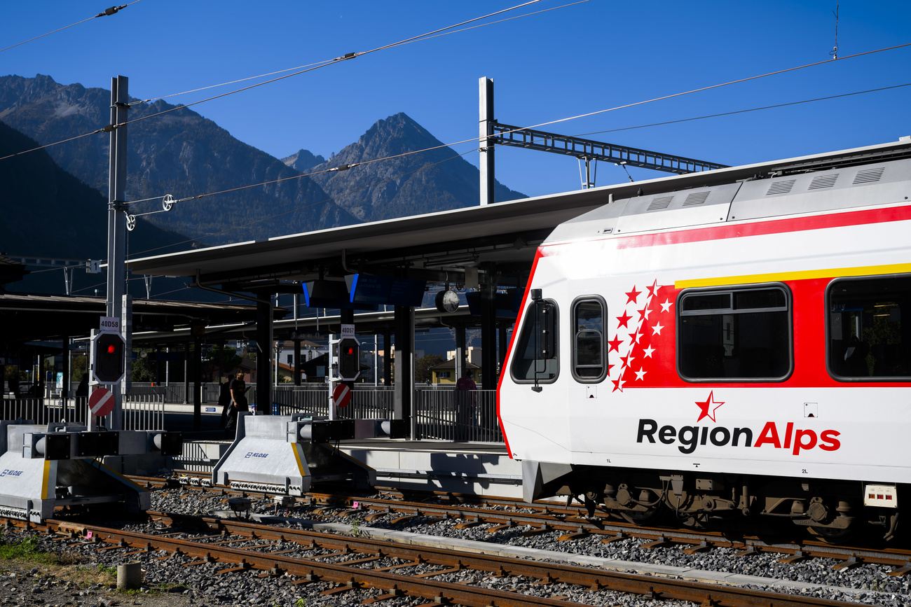 A RegionAlps train in the sunshine at the renovated SBB/SBB station in Martigny on Wednesday 11 October 2023.