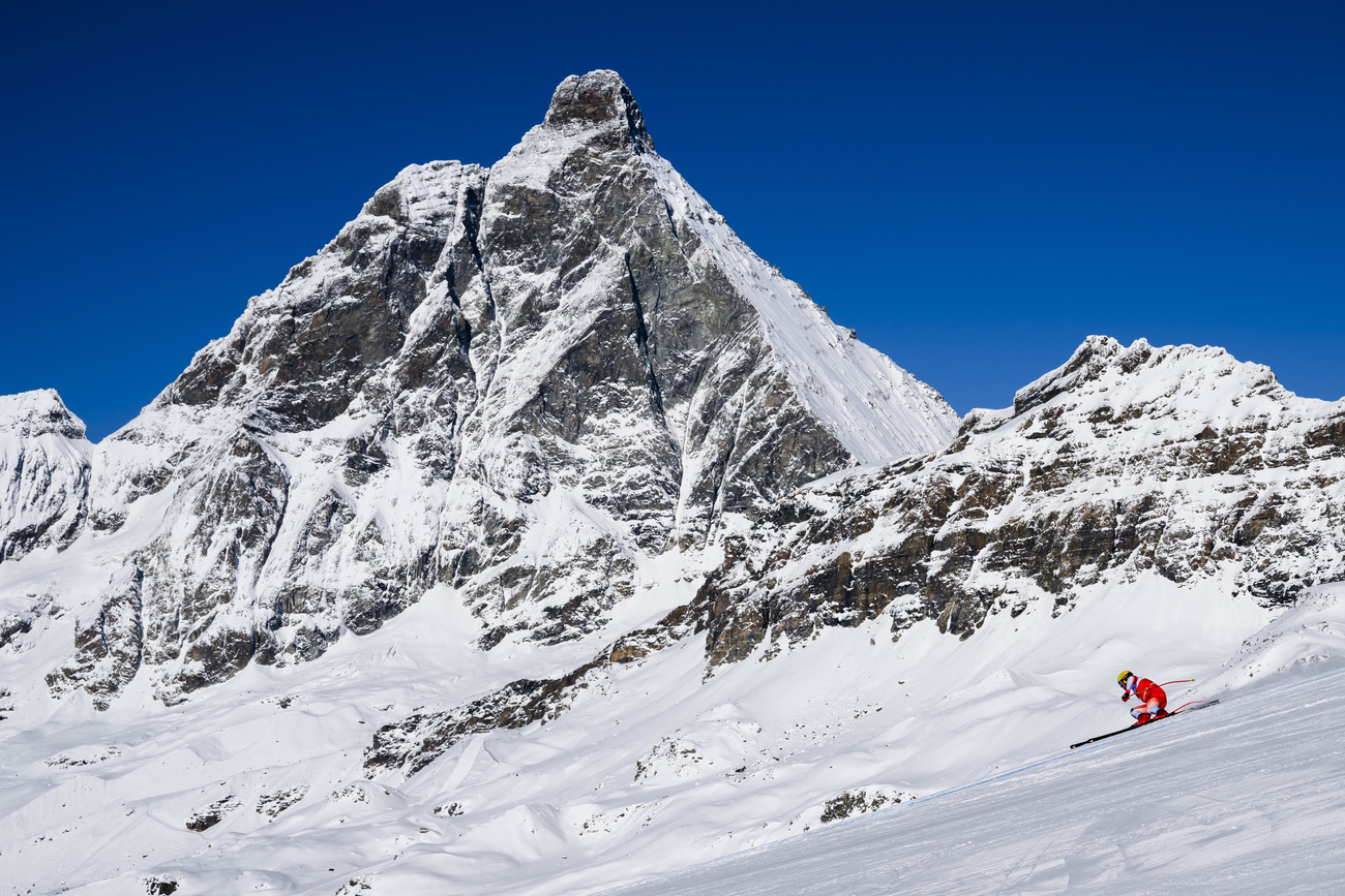 Uno sciatore sulla pista Zermatt-Cervinia.
