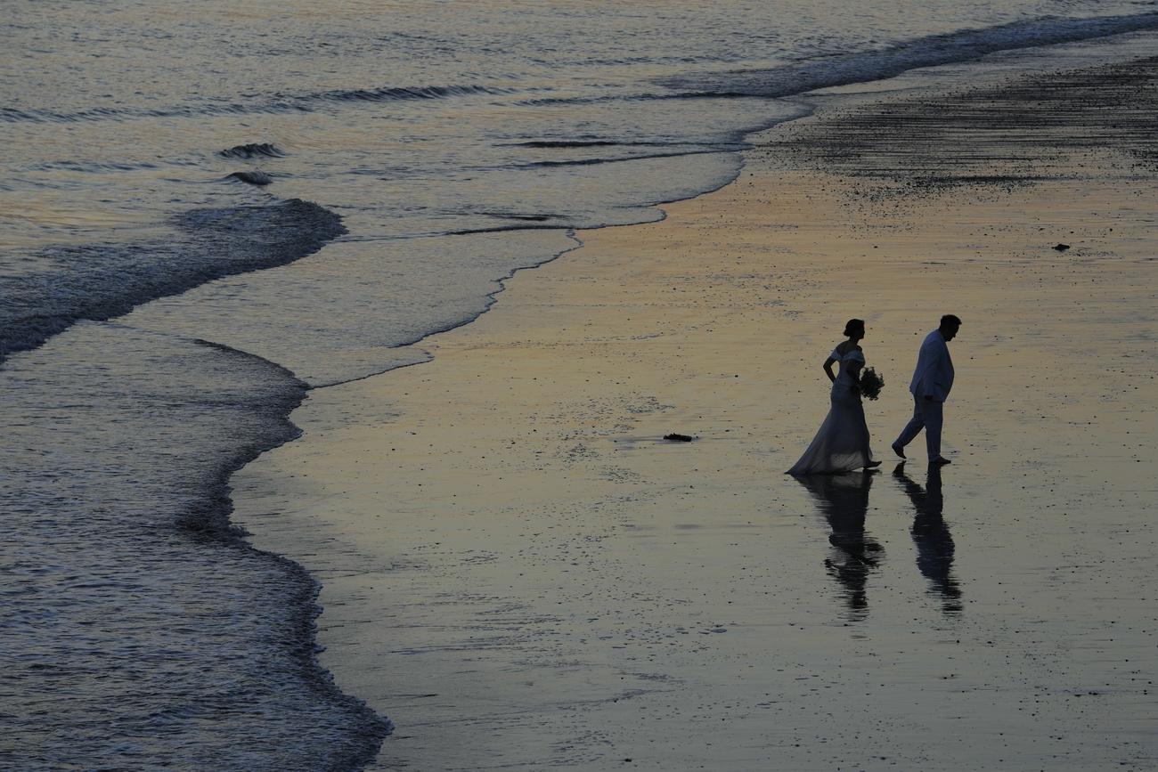 sposi in spiaggia al tramonto