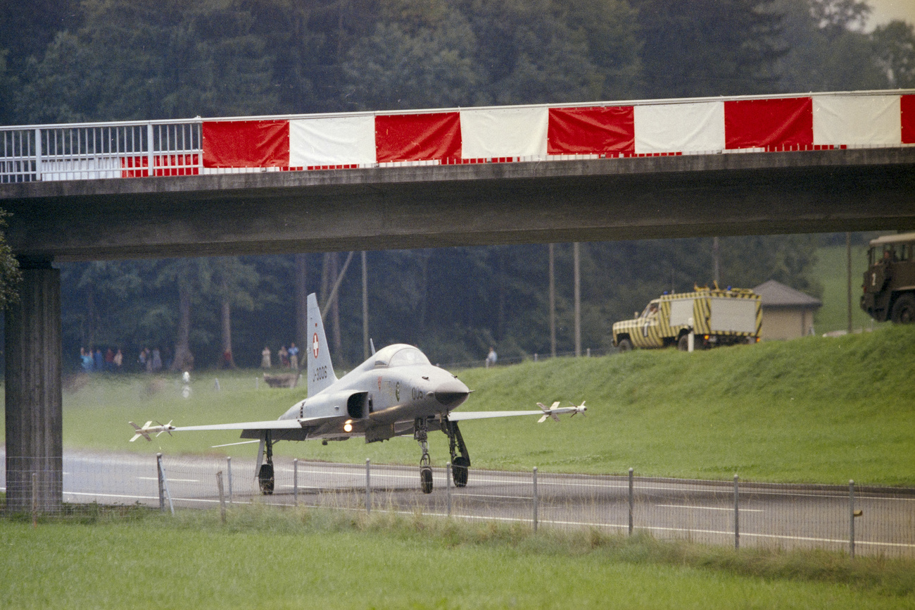 此次并非瑞士空军首次高速公路演习。1988年9月3日，瑞士空军曾在上瓦尔登州(Obwalden)的高速路上进行过一次名为“NOSTRA”的军事演习。