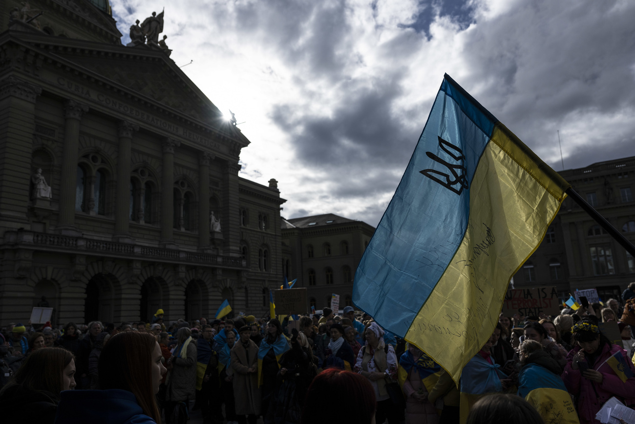 Eine ukrainische Fahne vor einem bewölkten Himmel
