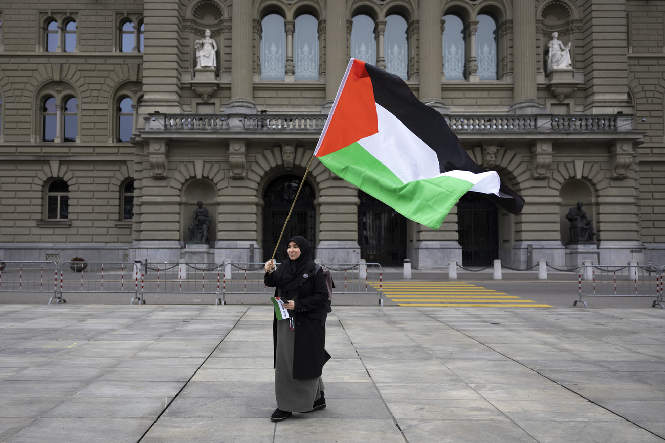スイス連邦議事堂前でパレスチナ国旗を掲げた女性