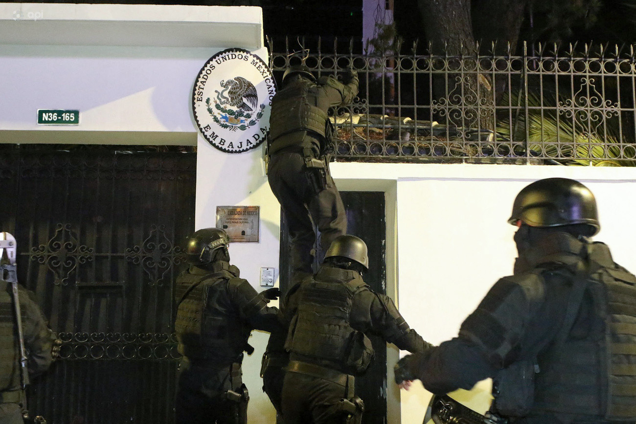 Ecuadorian police special forces enter the Mexican embassy in Quito to arrest Ecuador's former Vice President Jorge Glas, on April 5, 2024. Mexican President Andres Manuel Lopez Obrador ordered on April 5, 2024 the "suspension" of relations with Ecuador after Ecuadorian police raided the Mexican embassy in Quito to arrest former vice president Jorge Glas, who had received refuge. (Photo by ALBERTO SUAREZ / AFP) (KEYSTONE/AFP/ALBERTO SUAREZ)
