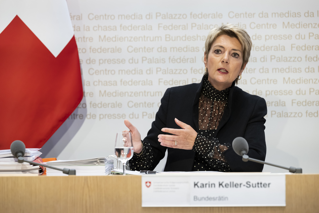 Karin Keller-Sutter vor der Presse