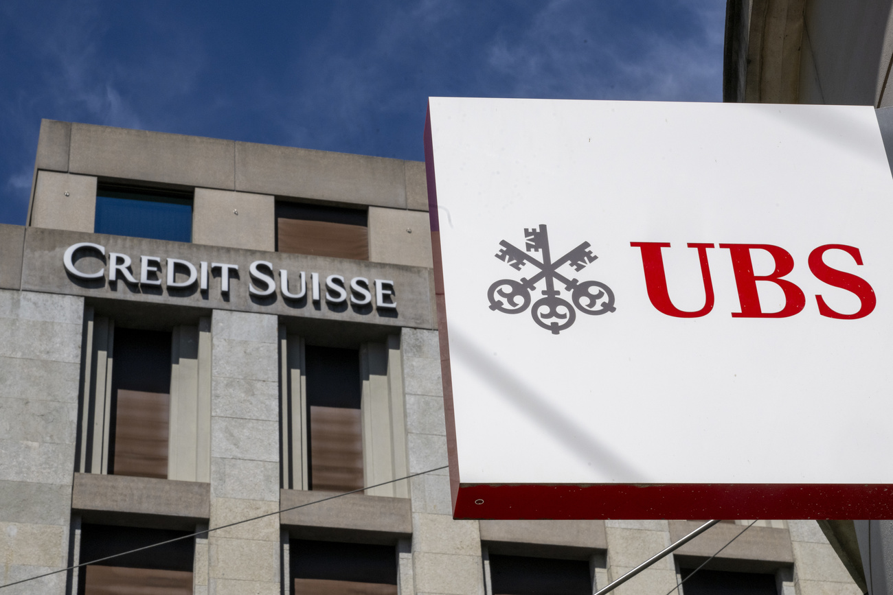 loghi ubs e credit suisse su due edifici