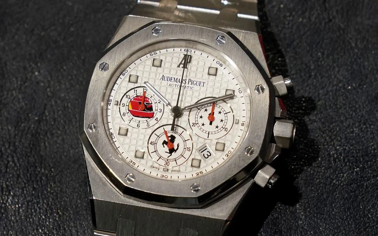 2024年5月3日，在紐約佳士得媒體展示會上展出的、前一級方程式賽車手舒馬赫的瑞士愛彼(Audemars Piguet)皇家橡樹系列計時碼錶。