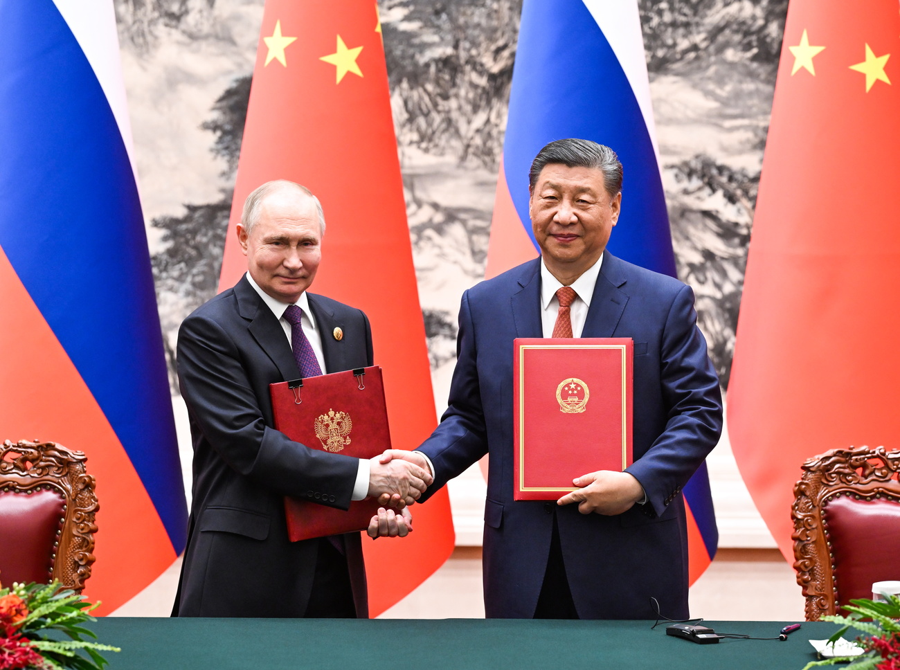 プーチン氏は5月に習近平氏を公式訪問。中国との関係を深めるための文書に署名した