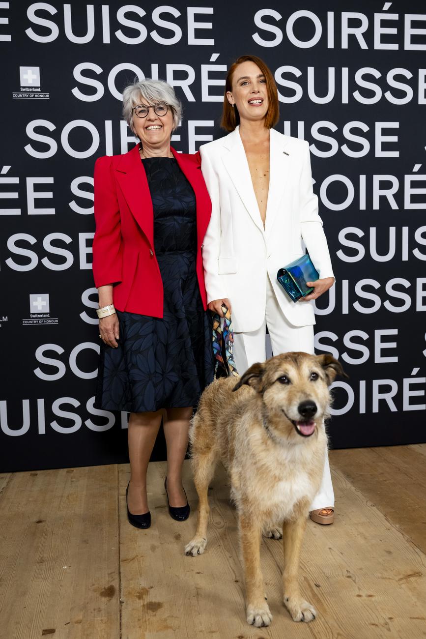 Deux femmes posant avec un chien au festival de Cannes