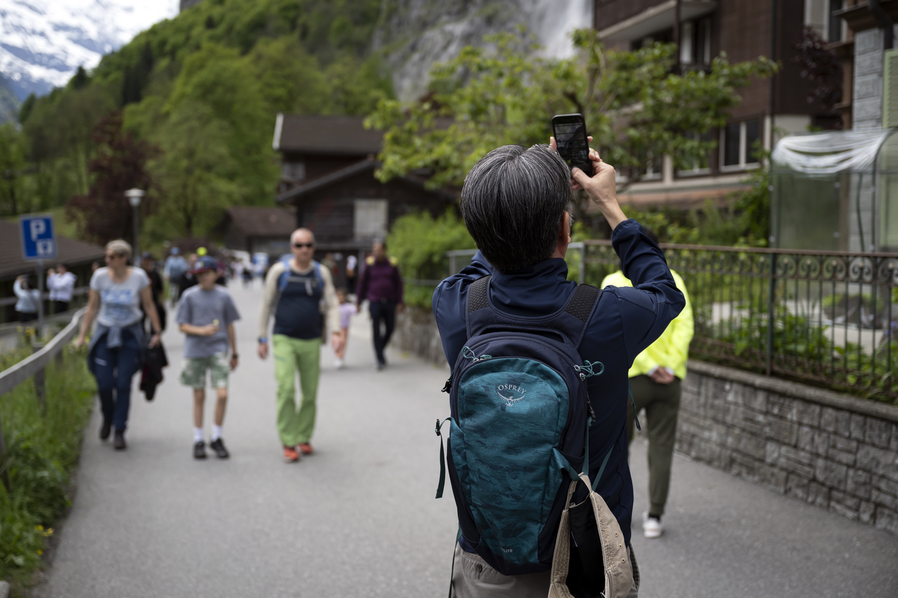 turista fotografa una casa a lauterbrunnen