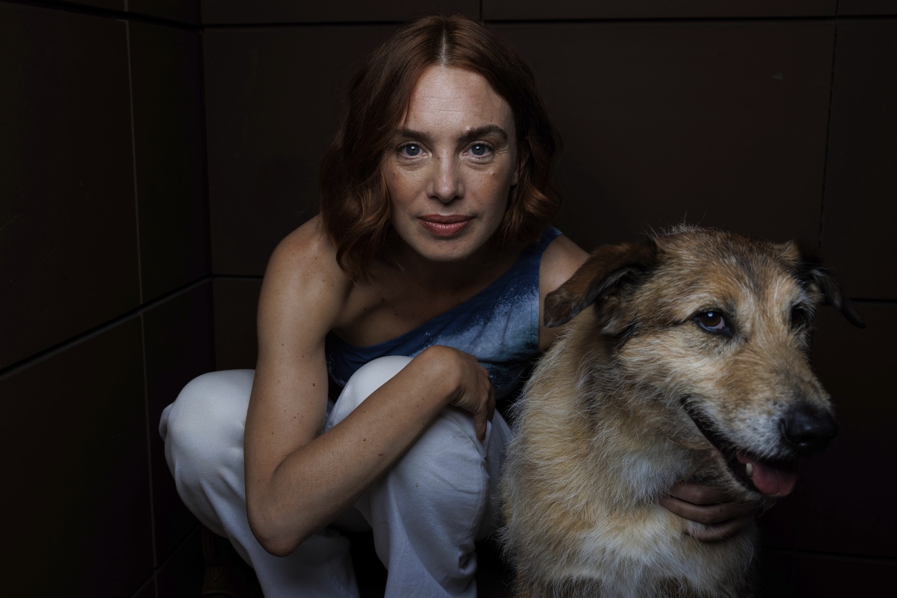 Laetitia Dosch, Regisseurin von "Le procès du chien", mit Kodi, dem Star ihres Films.
