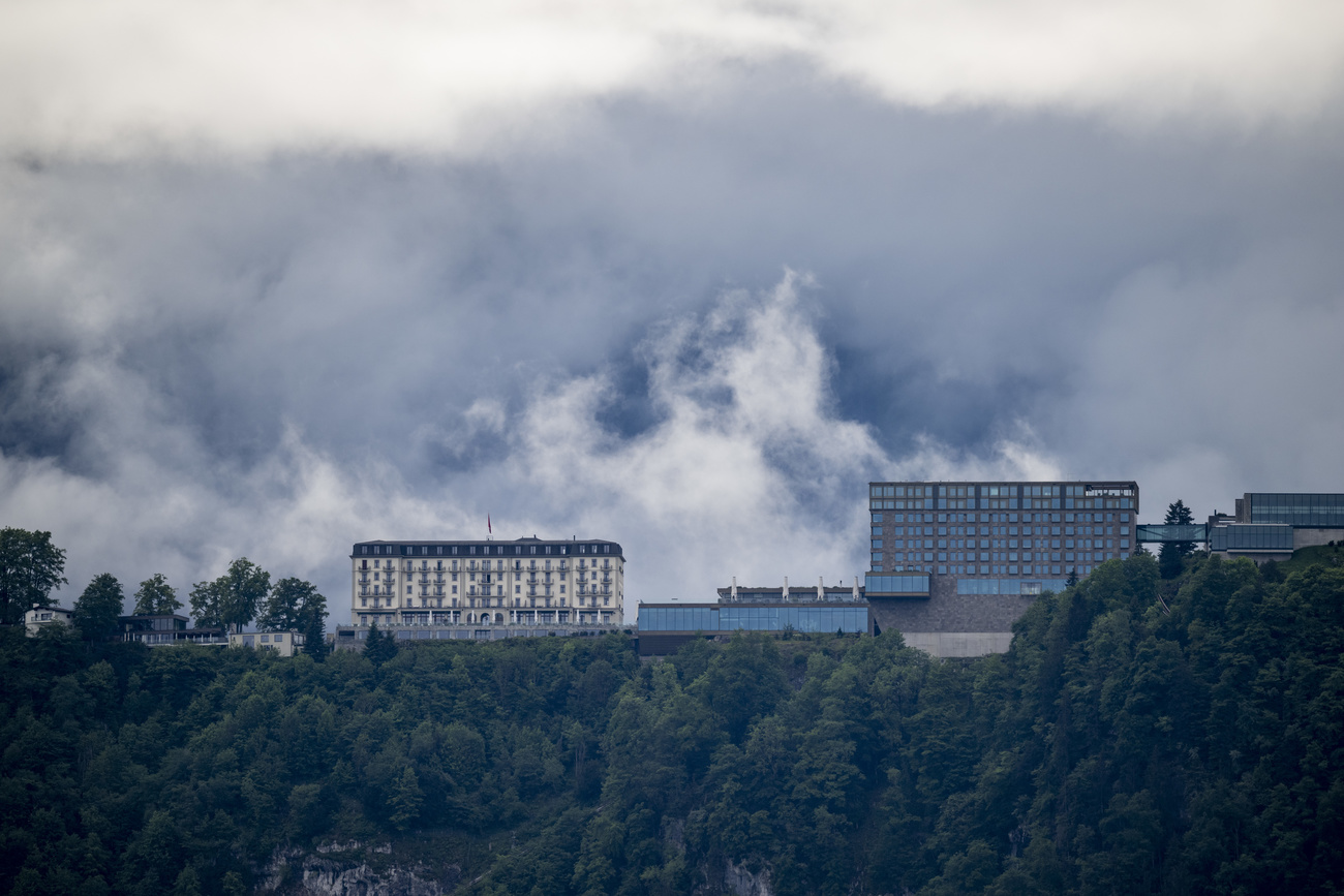 Der Hotelkomplex, fotografiert vom Vierwaldstättersee.