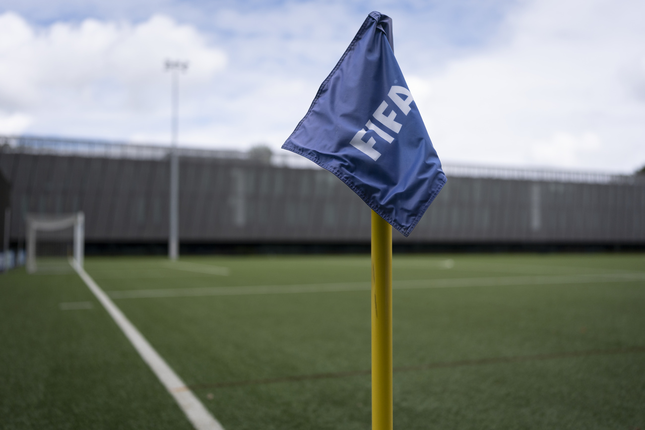 bandierina a bordo campo di calcio con scritta FIFA