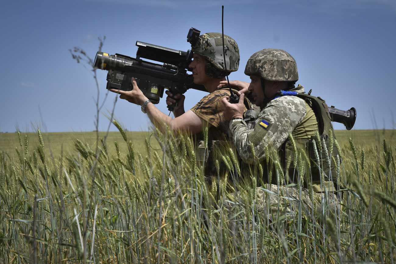 Ukrainische Soldaten suchen ein Ziel mit einem US-Luftabwehrraketenwerfer vom Typ Stinger