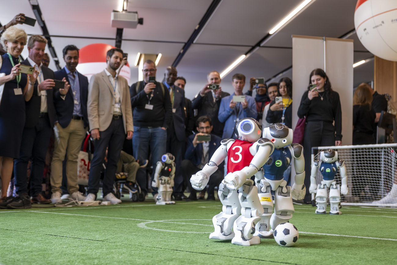 robot che giocano a calcio