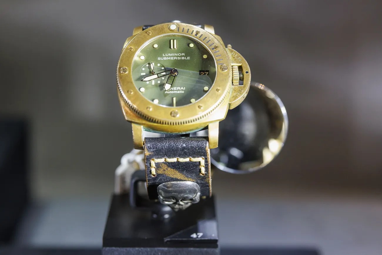 史泰龍在電影《敢死隊2》中所穿戴的1950 Luminor Submersible腕錶於2024年6月4日在紐約蘇富比拍賣行展出。