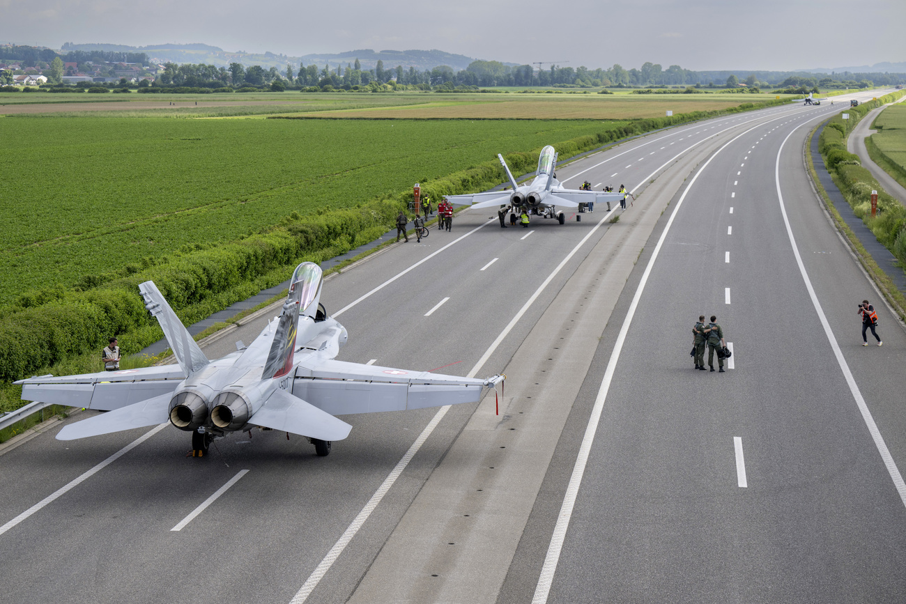 zwei Kampfjets auf der leeren Autobahn