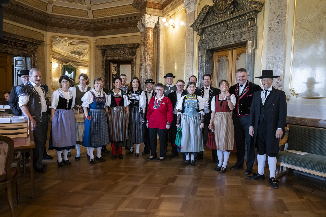 Le Parlement a également célébré la journée du costume traditionnel. À cette occasion, des membres du Conseil national se sont présentés au Palais fédéral en costume traditionnel.