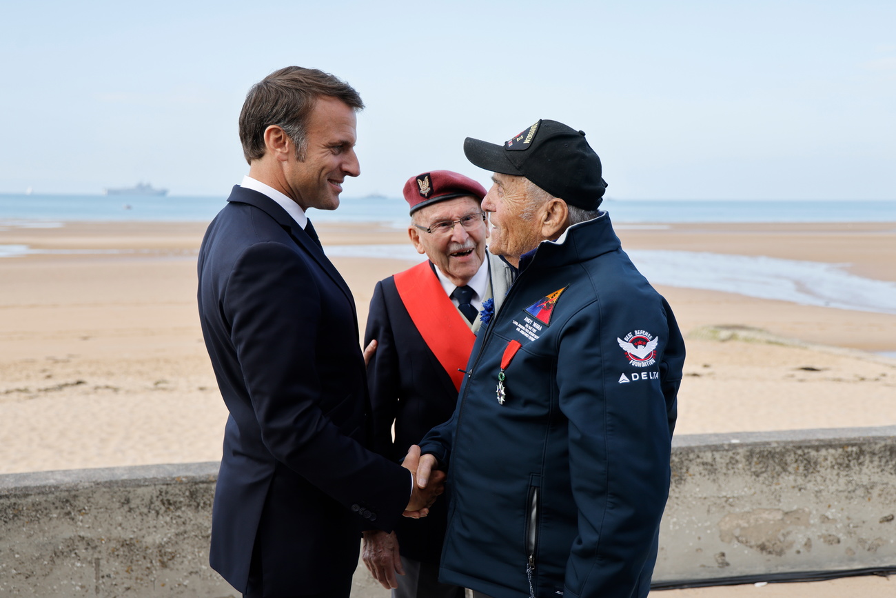 il presidente francese emmanuel macron stringe la mano a un veterano della seconda guerra mondiale