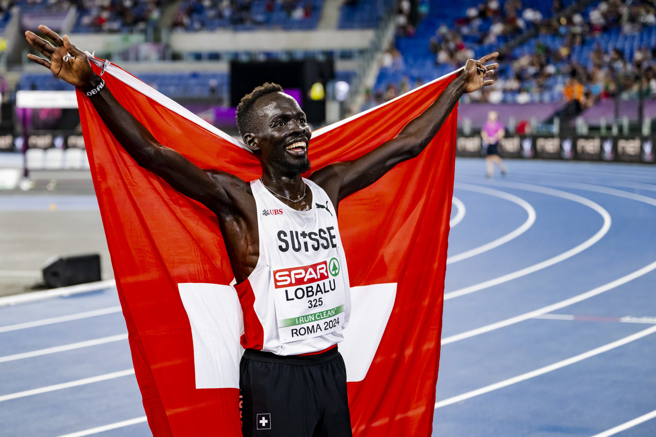 atleta con bandiera svizzera a mo' di mantello