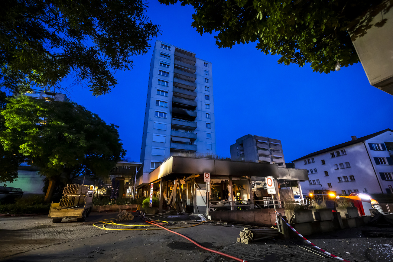 palazzo a torre e posteggio in cui c'è stata l'esplosione