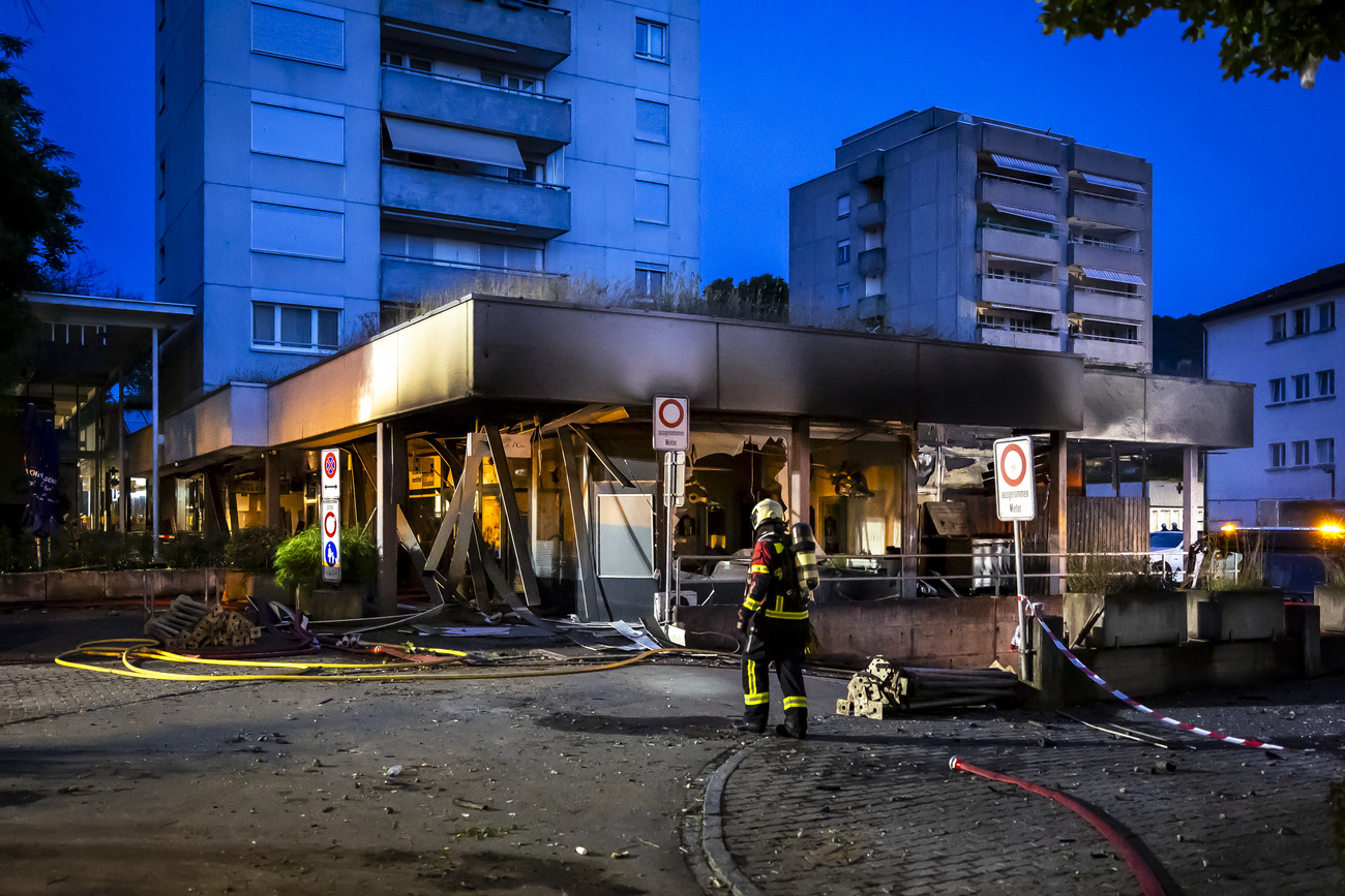 vigile del fuoco davanti a una palazzina