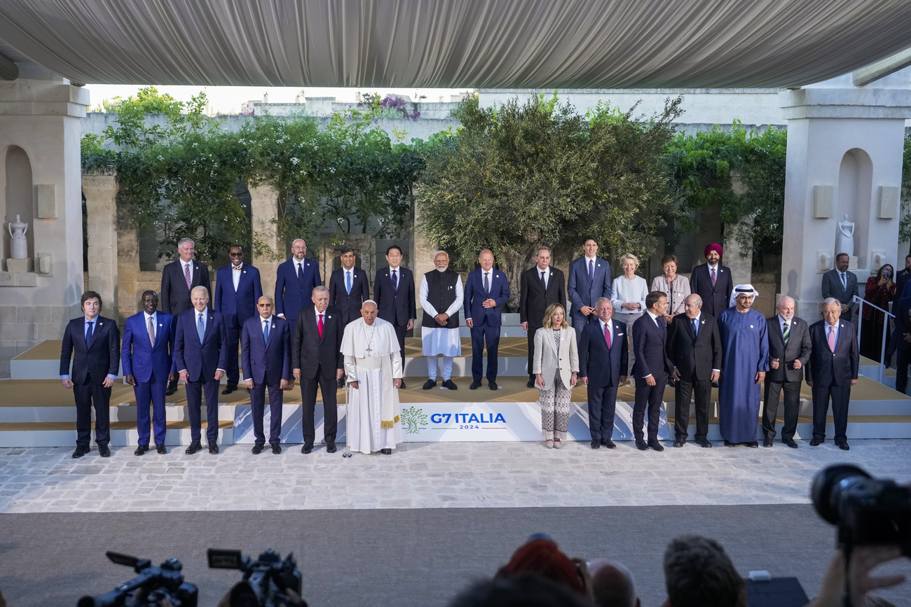 La foto di rito di tutti i leader presenti al G7 con al centro Papa Francesco.