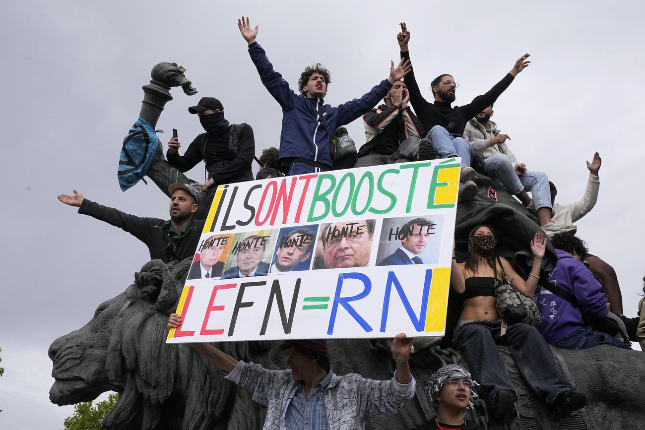 Manifestanti a Parigi.