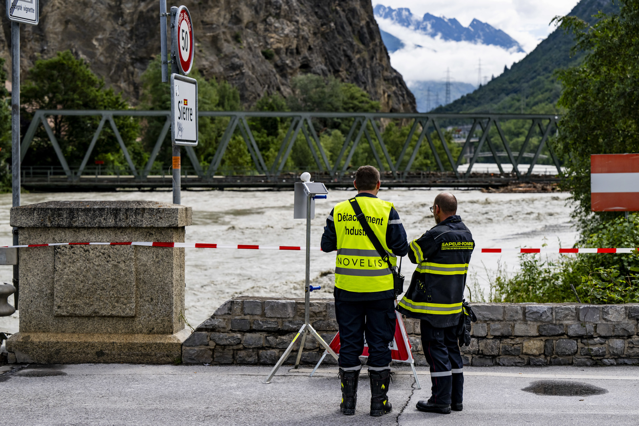 В последние дни в некоторых районах швейцарских Альп сложилась угрожающая и даже катастрофическая паводковая ситуация.