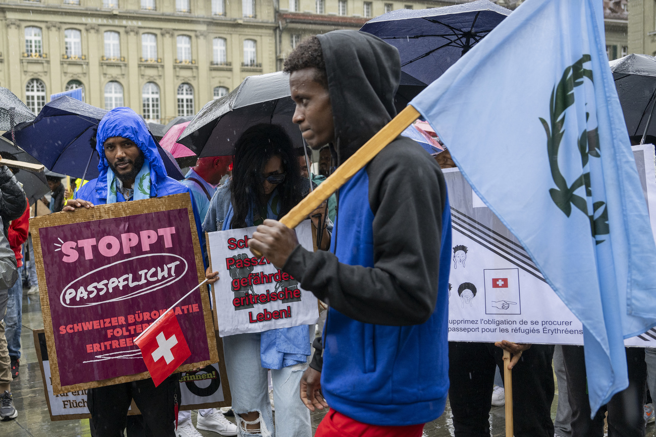 Manifestanti eritrei sulla Piazza federale.