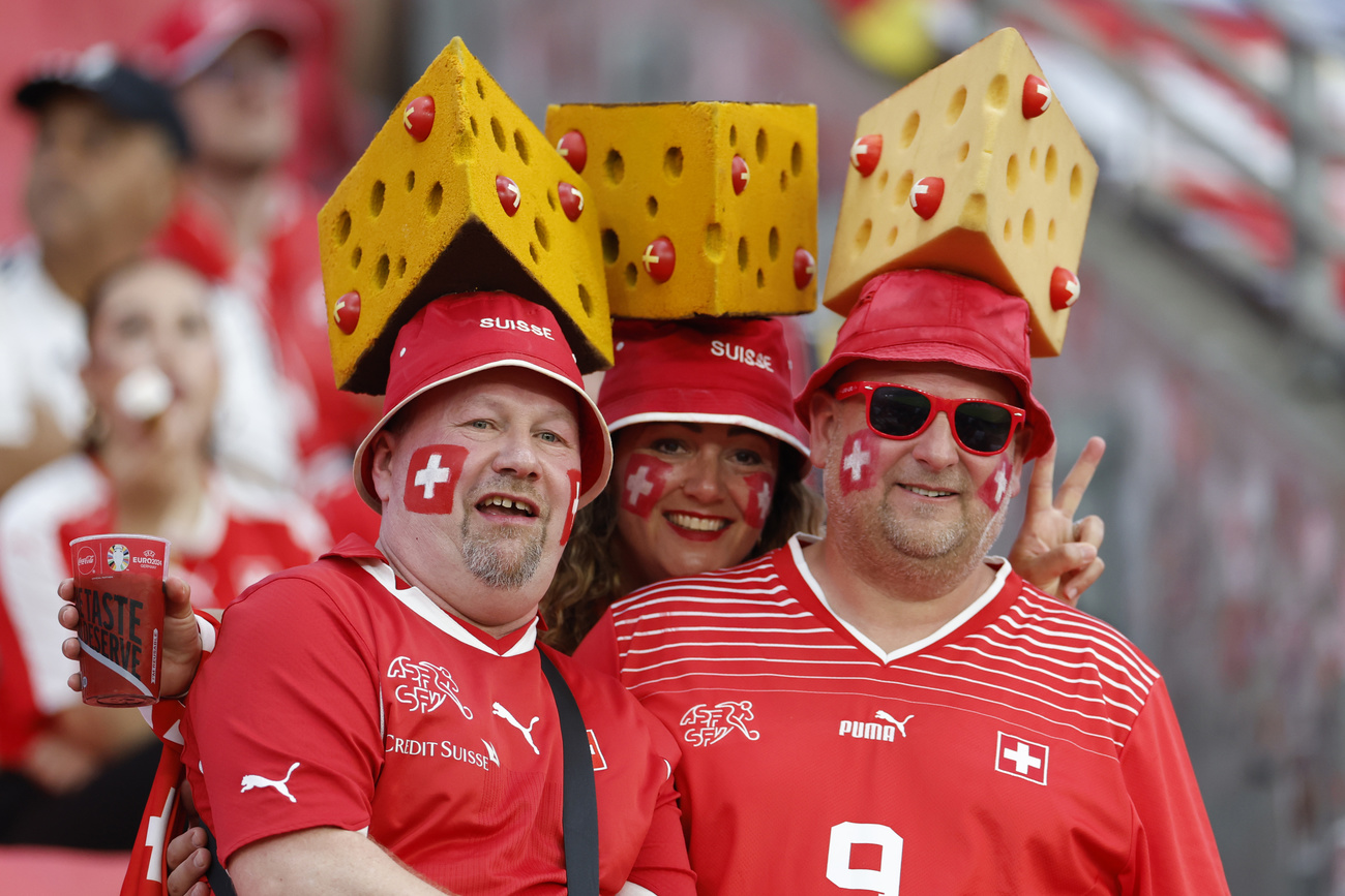 fussball fans mit käse-hüten