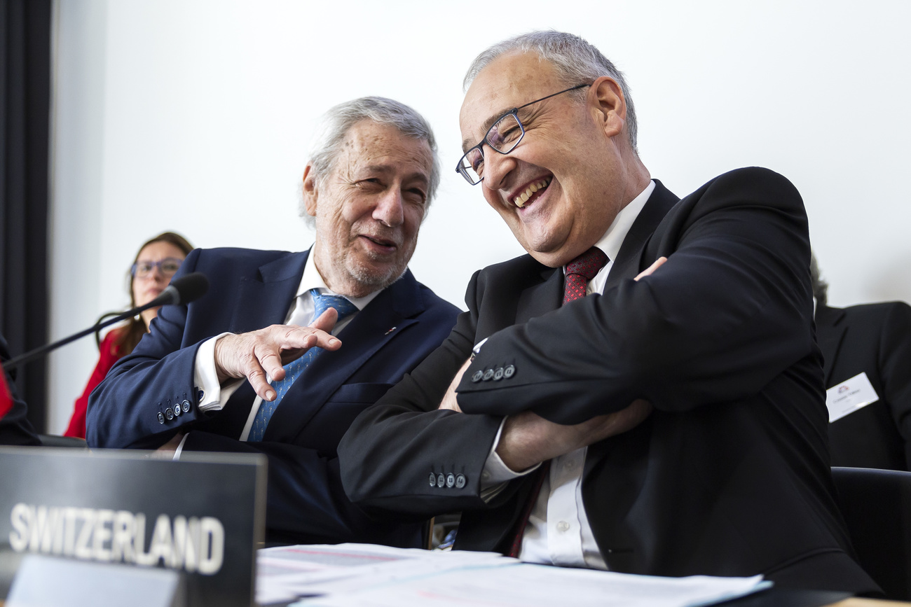 El ministro de Relaciones Exteriores de Chile, Alberto van Klaveren Stork, a la izquierda, y el ministro de Economía de Suiza, Guy Parmelin, a la derecha, durante una reunión ministerial de la Asociación Europea de Libre Comercio (AELC) el lunes 24 de junio de 2024 en Ginebra, Suiza.