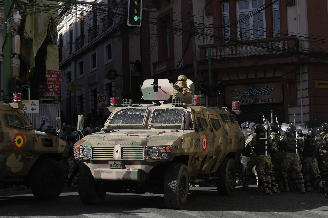 Policía militar toma la Plaza Murillo en La Paz, Bolivia, el miércoles 26 de junio de 2024. Vehículos blindados embistieron las puertas del Palacio de Gobierno de Bolivia el miércoles, mientras el presidente Luis Arce afirmó que el país enfrentaba un intento de golpe de Estado.