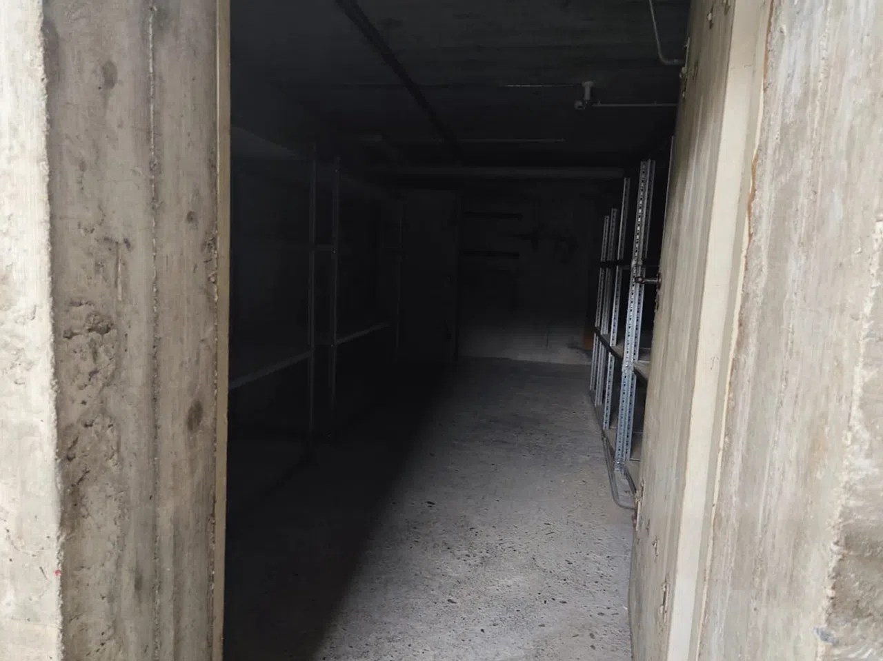 这个入口通向“怪爷爷”生活了27年的地下室。如今这里一片死寂。