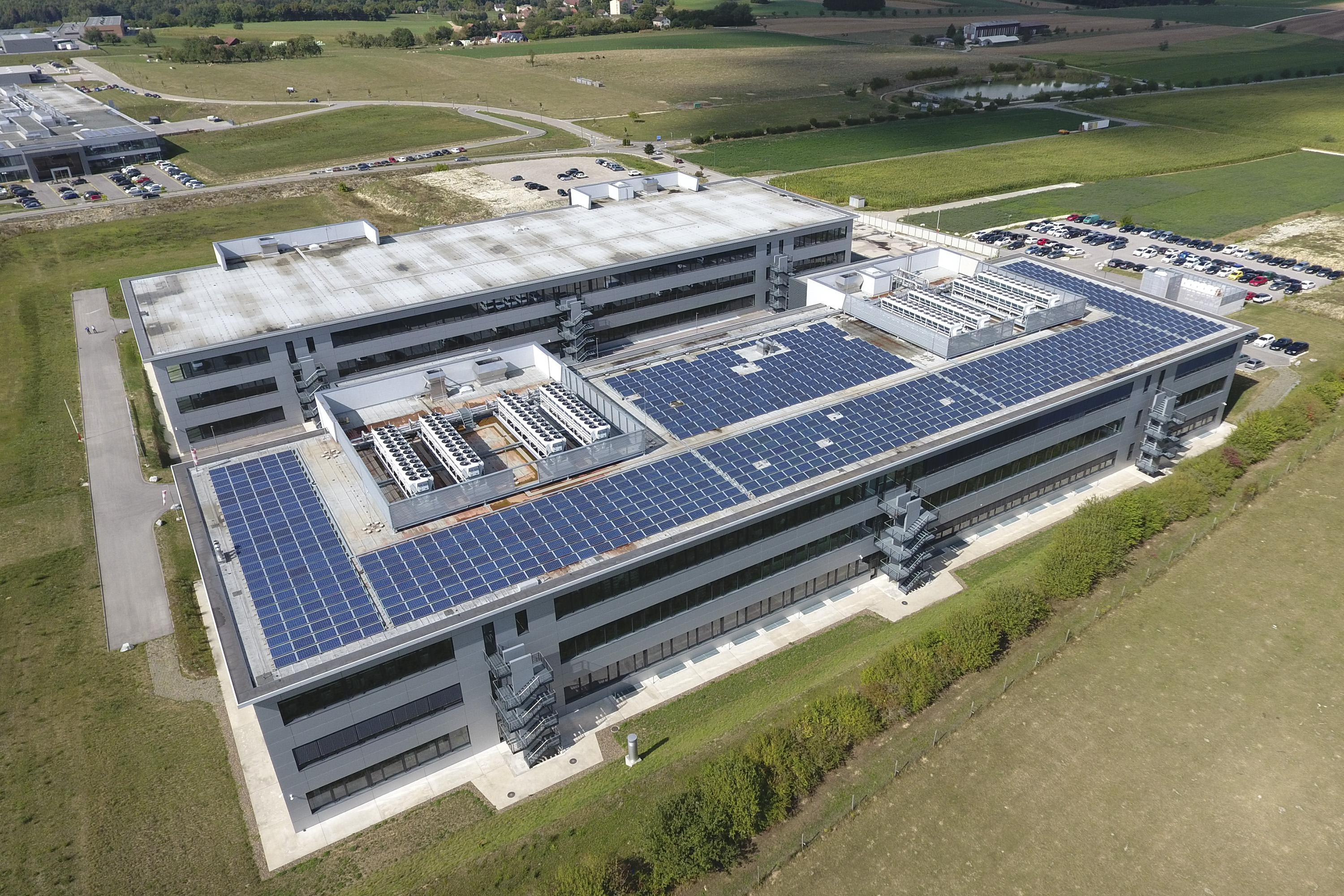 10年来，这家毗邻瑞法边境汝拉地区的工厂一直在生产斯沃琪机械表配备的Sistem51机芯。