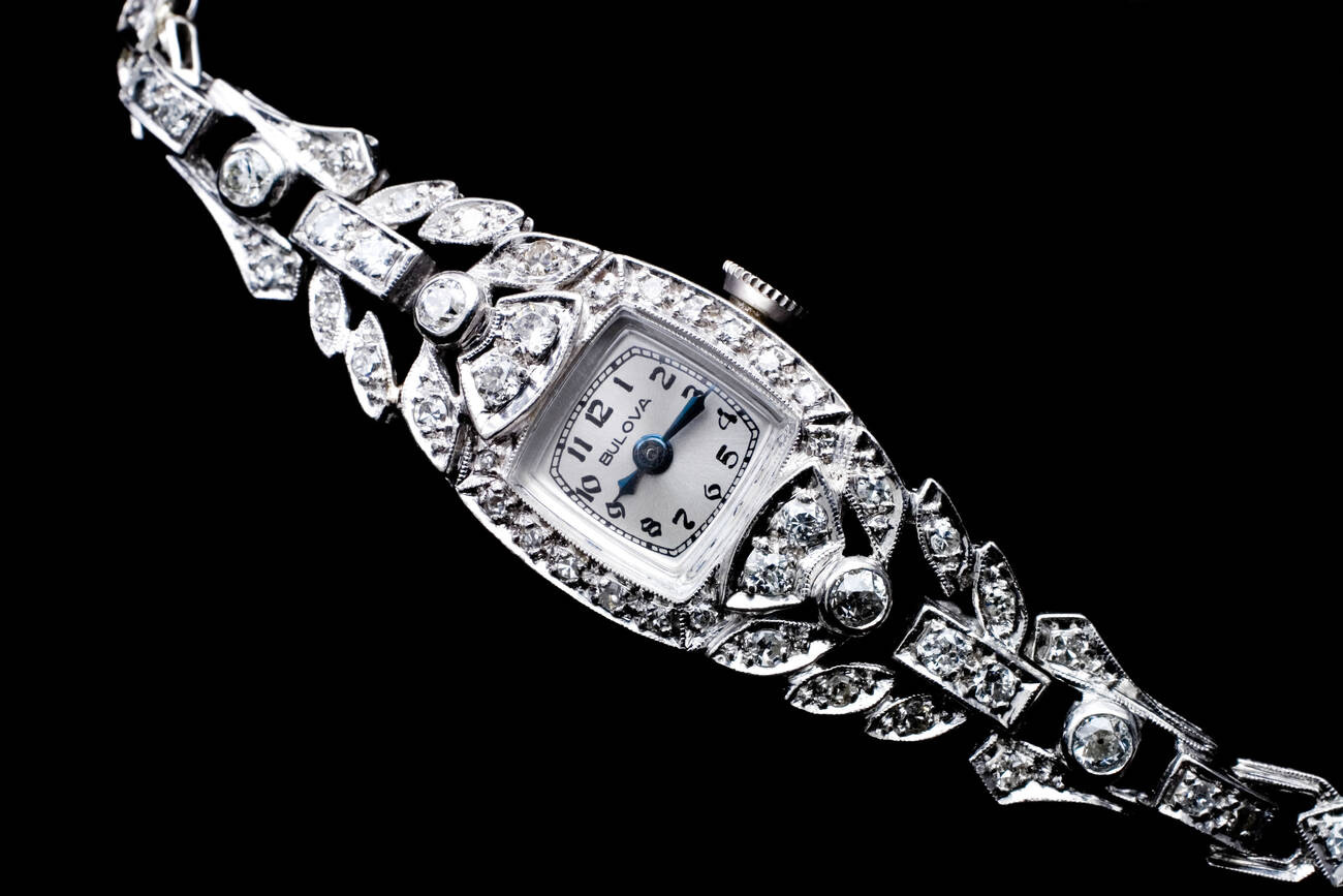 Женские наручные часы Bulova из платины с бриллиантами.
