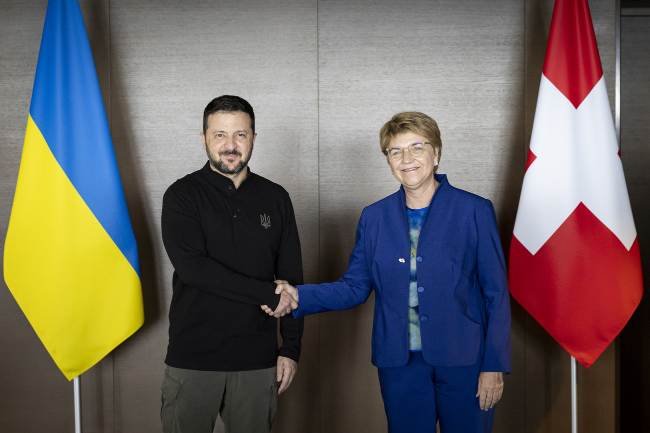Президент Украины Владимир Зеленский (слева) и Федеральный президент Швейцарии Виола Амхерд (справа) пожимают друг другу руки во время Саммита по вопросам мира в Украине, Бюргеншток, Швейцария, в субботу, 15 июня 2024 года.