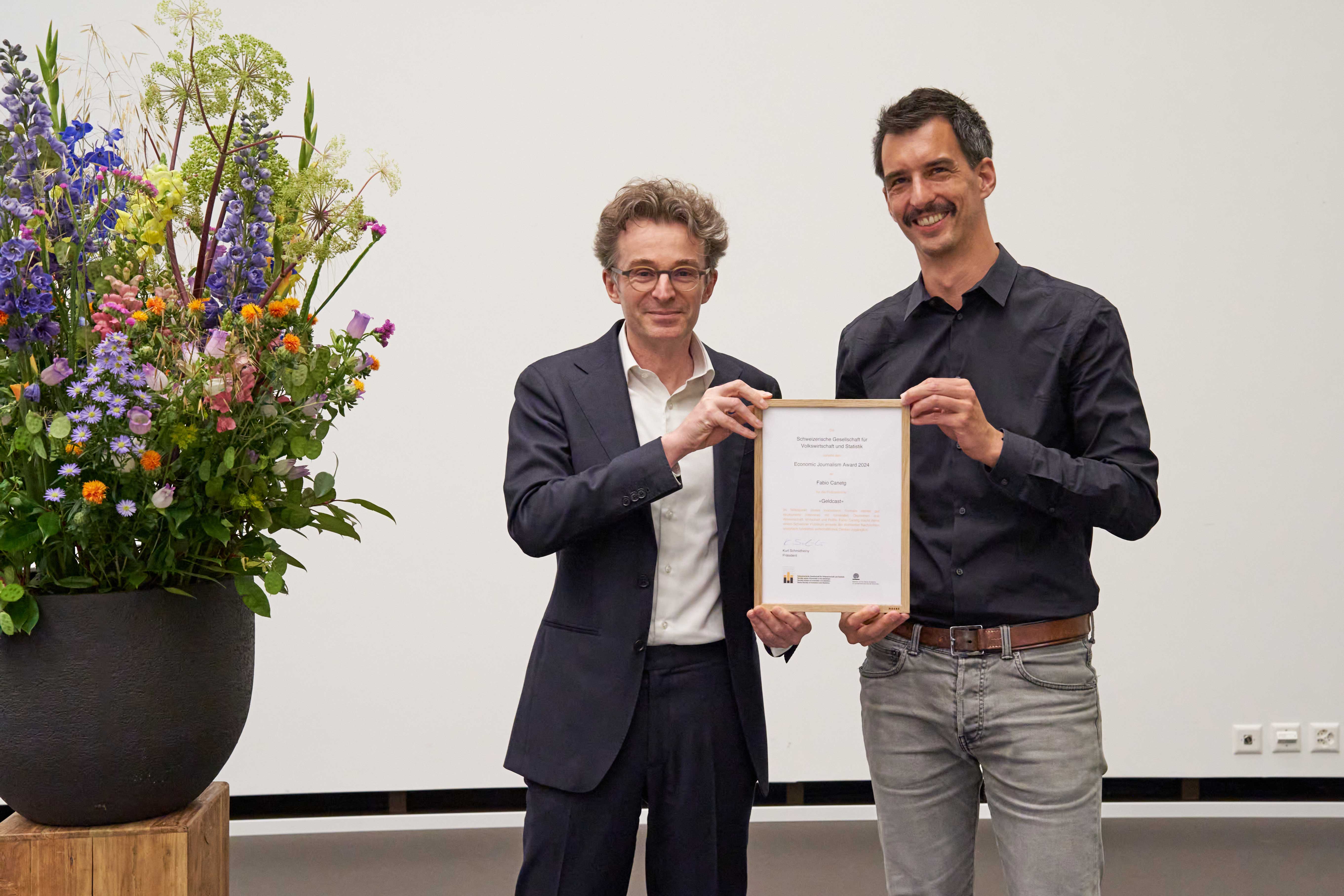 Fabio Canetg, Host des Geldcasts bei SWI swissinfo.ch wird mit dem "Economic Journalism Award" ausgezeichnet.