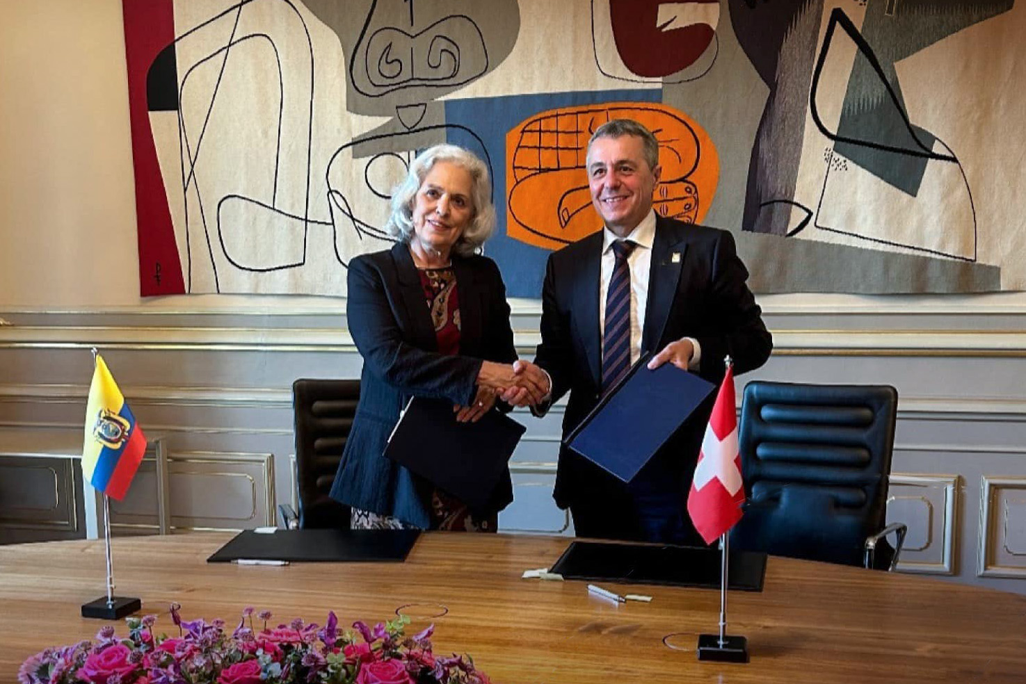 La embajadora de Ecuador en Berna, Verónica Bustamante, y el ministro de Asuntos Exteriores de Suiza, Ignacio Cassis, tras la firma del acuerdo el 24 de junio de 2024.