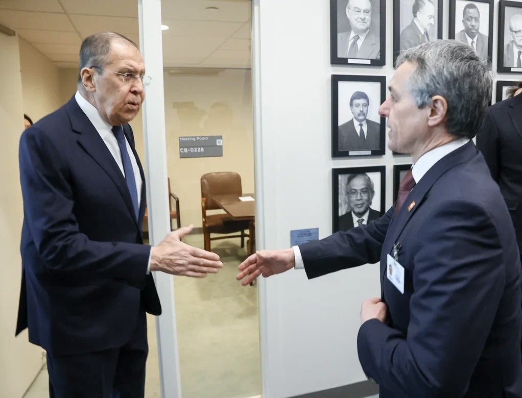 Sergei Lavrov stringe la mano a Ignazio Cassis