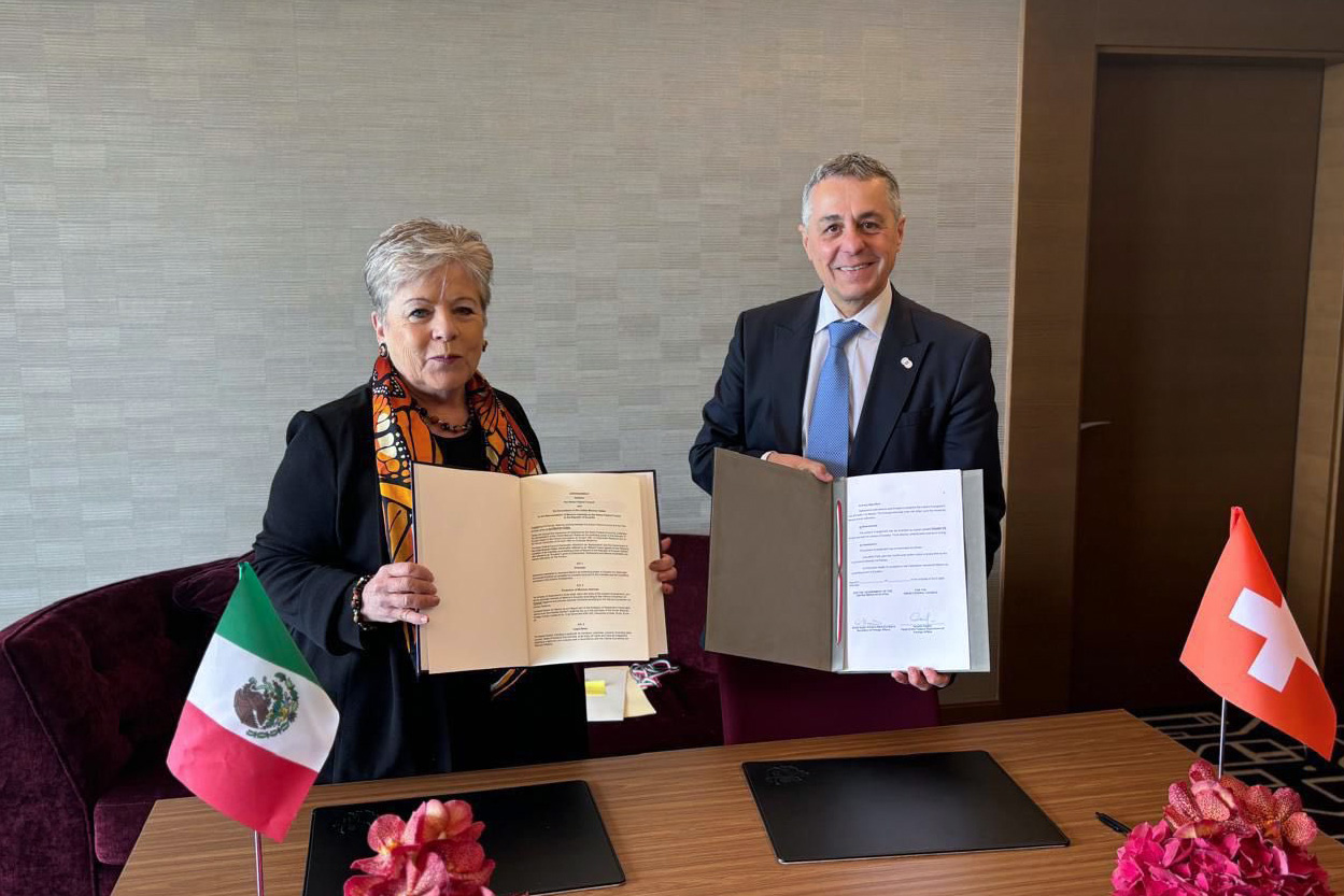 Mexican foreign minister Alicia Bárcena and her Swiss counterpart Ignazio Cassis sign the agreement at the Summit on Peace in Ukraine hosted by Switzerland on the weekend of June 15, 2024. (source: Government of Mexico)