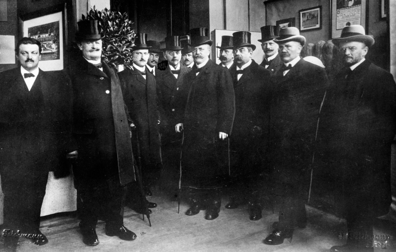 Foto antiga mostrando grupo de pessoas