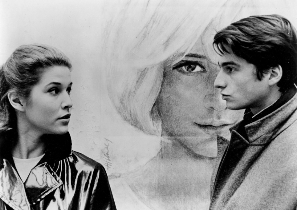 Filmszene in Schwarz-Weiss, eine Frau und ein Mann blicken sich an.