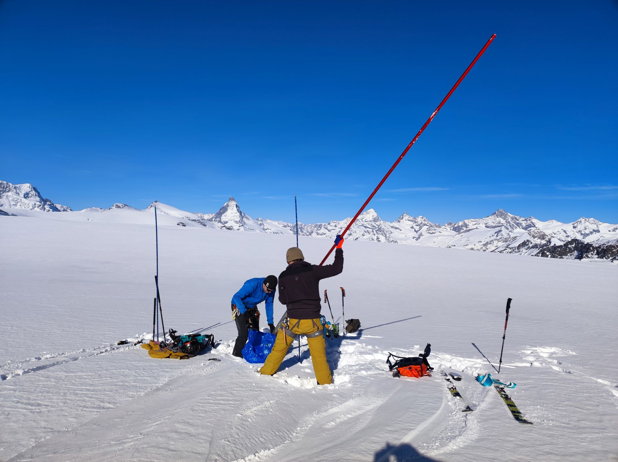 Auf einem Gletscher führen zwei Schweizer Glaziologen Messungen durch