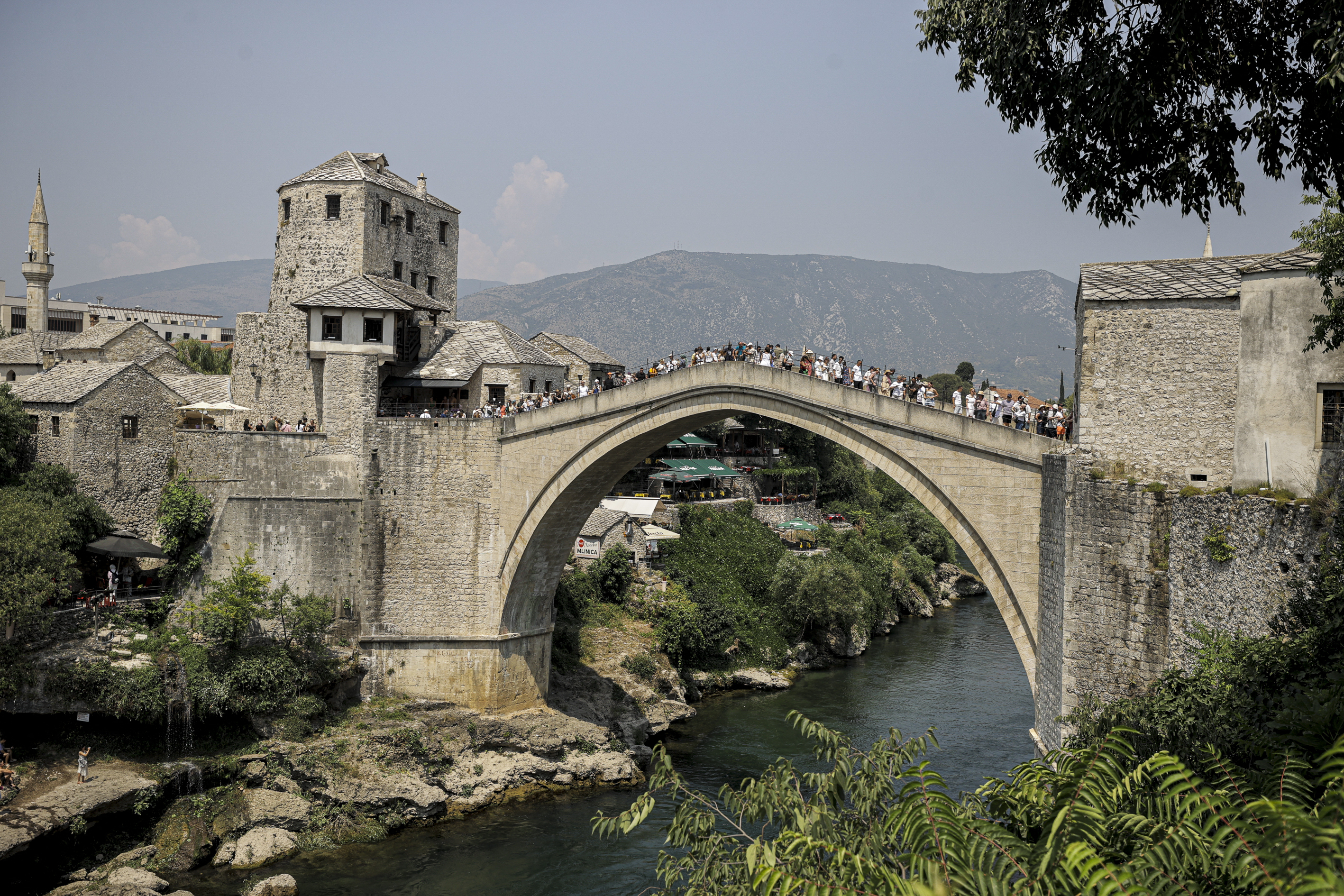 Ein Blick auf die gut besuchte Brücke von Mostar